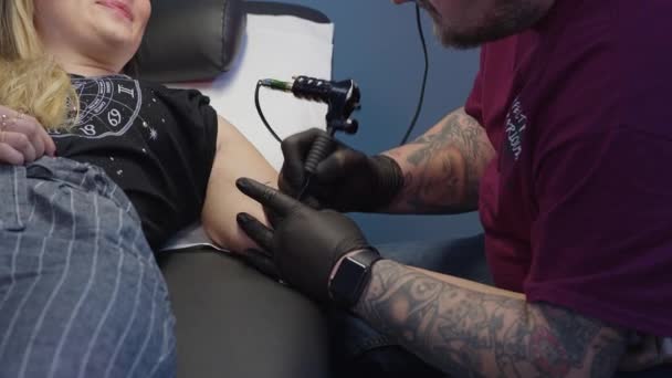 Het Krijgen Van Getatoeëerd Arm Tattoo Sessie Een Studio — Stockvideo