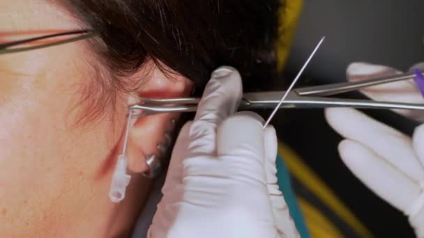 Przekłuwanie Ucha Bliska Widok Tatuaż Piercing Studio — Wideo stockowe