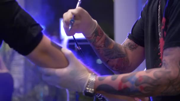 Fazer Uma Tatuagem Aerógrafo Vista Perto — Vídeo de Stock