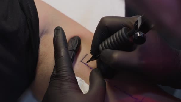Tattooer Στη Δουλειά Αντλεί Λέξεις Στο Δέρμα Για Ένα Τατουάζ — Αρχείο Βίντεο