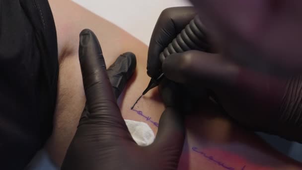 Close Tiro Uma Sessão Tatuagem Estúdio Tatuagem Piercing — Vídeo de Stock