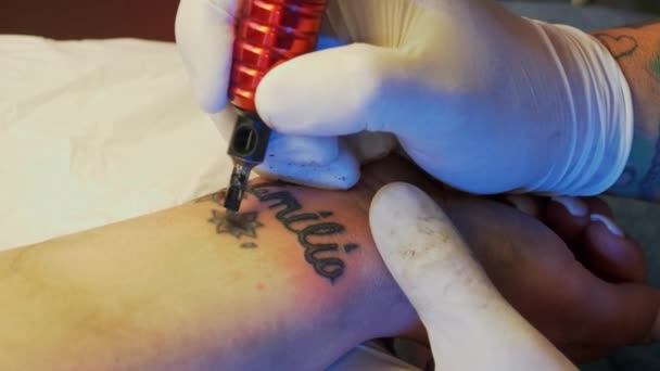 Primer Plano Una Aguja Tatuaje Que Transfiere Tinta Debajo Piel — Vídeos de Stock