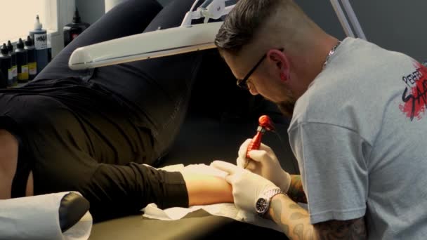 Tätowierer Bei Der Arbeit Typischer Blick Ein Tattoo Und Piercing — Stockvideo