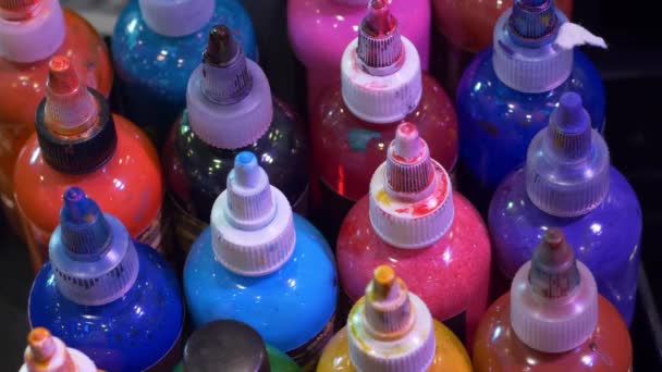 Farbflaschen in einem Tätowierstudio