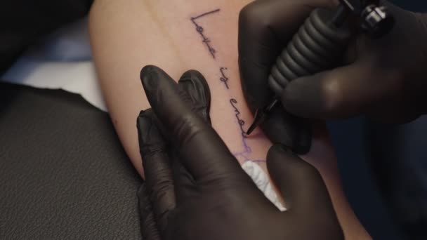 Ritning Tatuering Armen Närbild Skjuten Tatueringsstudio — Stockvideo