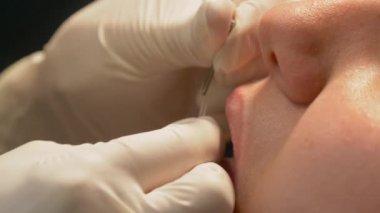 Profesyonel bir piercing ve dövme stüdyosunda dilini delip geçmek.