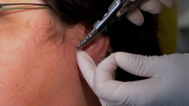 Kulağı delip geçerek yakından bakmak - Dövme ve Piercing stüdyosu