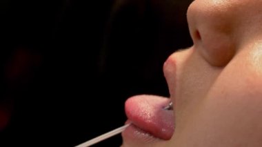 Profesyonel bir piercing ve dövme stüdyosunda dilini delip geçmek.