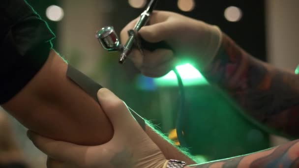 Procedimento Tatuagem Airbrush Close Vista — Vídeo de Stock