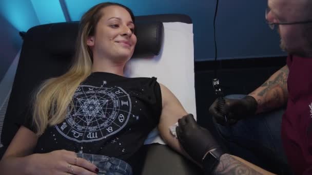 Menina Bonito Estúdio Tatuagem Está Feliz Ficar Tatuado — Vídeo de Stock