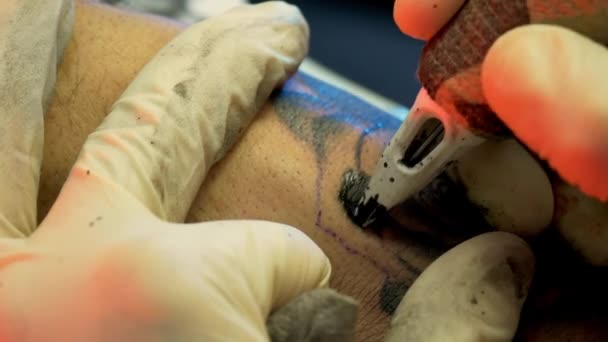 Guy Krijgt Getatoeëerd Zijn Hand Werken Een Tattoo Studio — Stockvideo