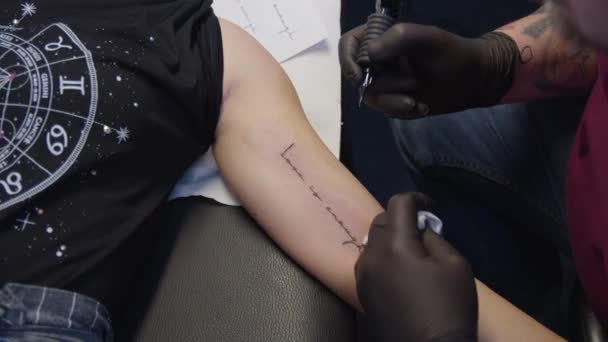 Robienie Tatuażu Młode Kobiety Studio Tatuażu Przekłuwania — Wideo stockowe