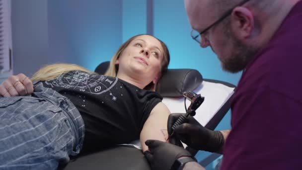 Beautiful Girls Gets Tattoo Her Arm Tattoo Piercing Studio — Stock Video