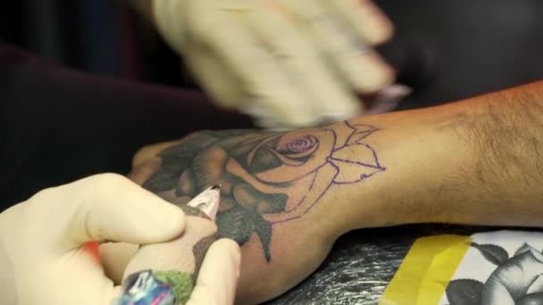 タトゥーを密接にアップでプロのタトゥースタジオ — ストック動画