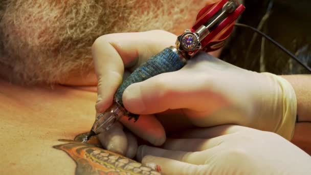 Het Nemen Van Een Tatoeage Een Professionele Tatoeage Piercing Studio — Stockvideo