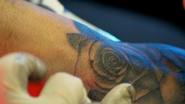 Τύπος Κάνει Τατουάζ Στο Χέρι Του Δουλεύει Στούντιο Τατουάζ — Αρχείο Βίντεο