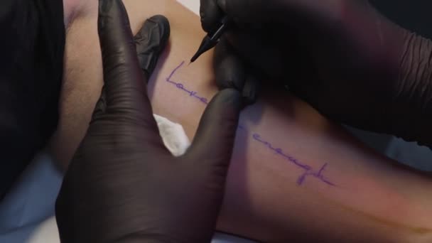 Close Tiro Uma Sessão Tatuagem Estúdio Tatuagem Piercing — Vídeo de Stock