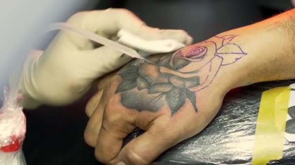 Close Scatto Una Sessione Tatuaggio Farsi Inchiostrare Uno Studio — Video Stock