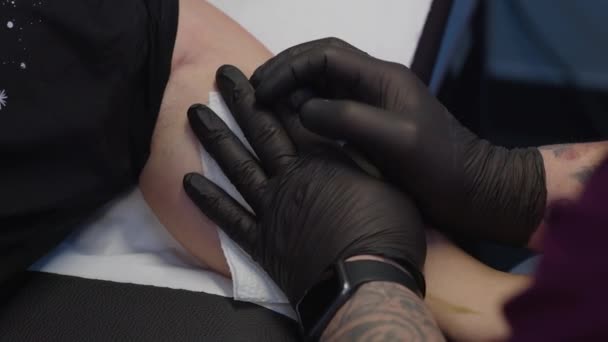 Tatuering Förbereder Arm För Att Bläck Tattoo Studio — Stockvideo