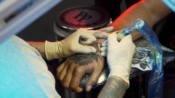 Tatuaje Mano Sesión Tatuaje Estudio — Vídeo de stock