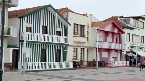 Los Increíbles Edificios Rayas Color Son Típicos Costa Nova Aveiro — Vídeo de stock