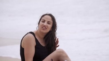 Güzel ve seksi bir kız yazın kumsalda harika bir gün geçirir. Yavaş çekim.