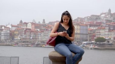 Portekiz 'de Porto' nun siluetinin önündeki güzel kız. Seyahat fotoğrafçılığı.