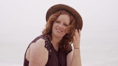 Güzel ve seksi bir kız yazın kumsalda harika bir gün geçirir. Yavaş çekim.