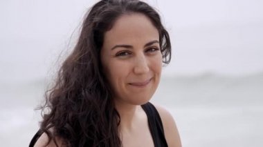 Güzel bir yaz gününde sahildeki Türk kız - yavaş çekim