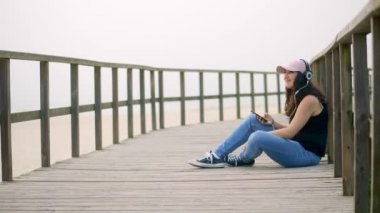 Güzel kız okyanus kıyısındaki sahilde eğleniyor - yaz tatili - yavaş çekim