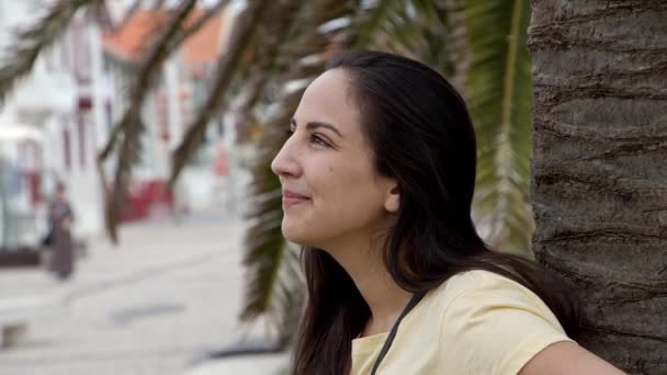 ポルトガルの若い美しい女性の肖像写真 旅行写真 — ストック動画