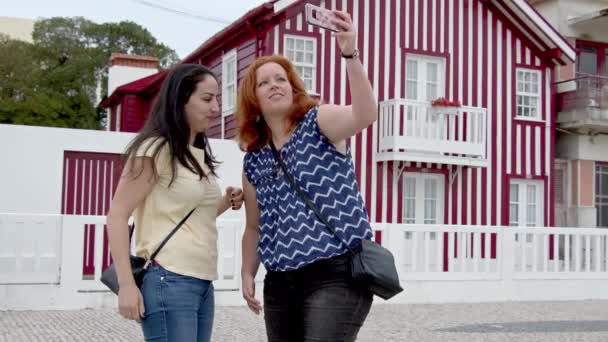 Dos Amigos Visitan Pueblo Costa Nova Portugal Fotografía Viaje — Vídeos de Stock