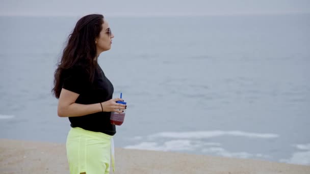 Türkisches Mädchen Strand Einem Schönen Sommertag Zeitlupenaufnahme — Stockvideo