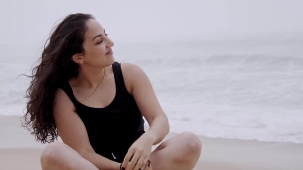 Ter Grande Momento Relaxante Praia Meninas Bonitas Férias Verão Tiro — Vídeo de Stock