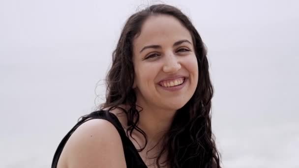 Chica Turca Playa Hermoso Día Verano Toma Cámara Lenta — Vídeos de Stock