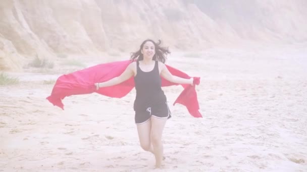 Девушка Веселится Пляже Моря Летний Отдых Снимок Замедленного Действия — стоковое видео
