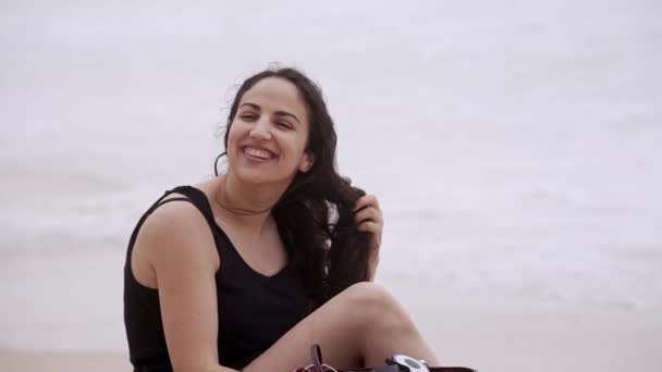 Jonge Vrouw Ontspant Het Strand Tijdens Haar Zomervakantie Slow Motion — Stockvideo