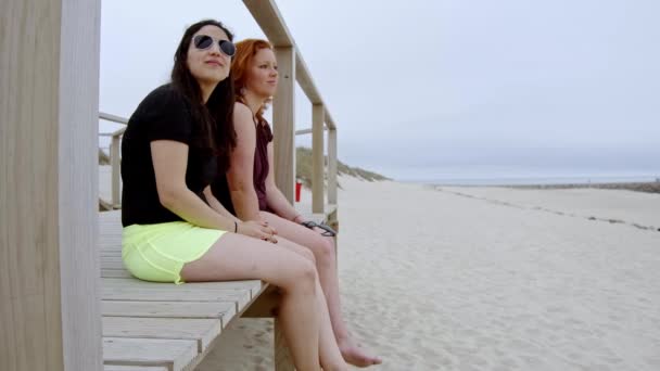 Meisjes Genieten Van Hun Zomervakantie Aan Het Strand Pure Ontspanning — Stockvideo