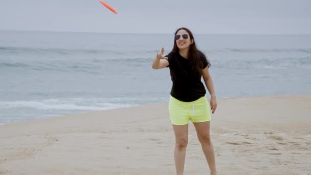 Jovem Relaxa Praia Durante Suas Férias Verão Tiro Câmera Lenta — Vídeo de Stock