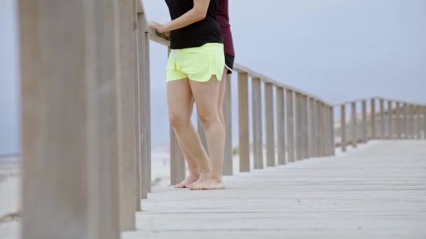 Letní Slunce Zábava Pláži Dívky Relaxovat Mají Skvělý Čas Nábřeží — Stock video