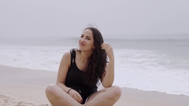 Mít Skvělý Relaxační Čas Pláži Krásné Dívky Letních Prázdninách Zpomalení — Stock video