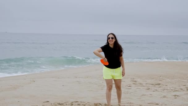 Sommersonne Und Spaß Strand Mädchen Entspannen Und Amüsieren Sich Meer — Stockvideo