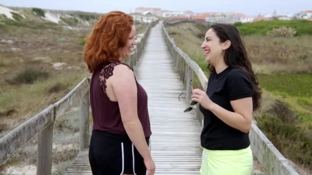 Meninas Desfrutar Suas Férias Verão Praia Puro Relaxante Tiro Câmera — Vídeo de Stock