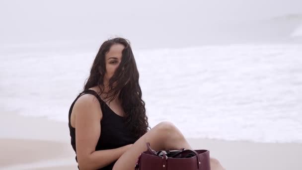 在暑假期间 年轻女子在海滩上放松 动作缓慢 — 图库视频影像