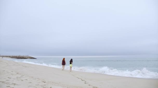 Sol Verano Diversión Playa Las Niñas Relajan Divierten Frente Del — Vídeos de Stock