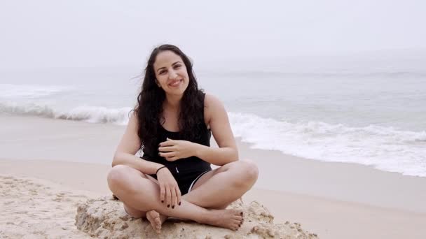 一个无忧无虑的放松日子在海滩 美丽的女孩在暑假 慢镜头 — 图库视频影像