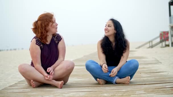 Verão Sol Diversão Praia Meninas Relaxar Ter Grande Momento Frente — Vídeo de Stock