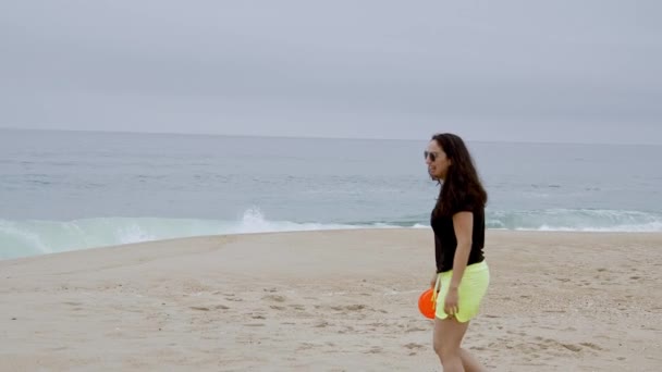 여자가 여름철 방학중에 동작으로 해변에서 휴식을 취한다 — 비디오