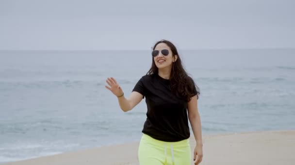 Gyönyörű Lány Szórakozik Strandon Óceán Partján Nyári Szünet Lassított Felvétel — Stock videók