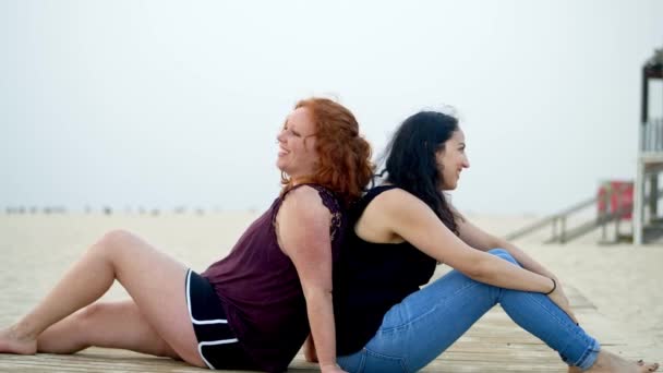 Młode Kobiety Świetnie Się Bawią Nabrzeżu Wakacje Plaży Strzał Zwolnionym — Wideo stockowe